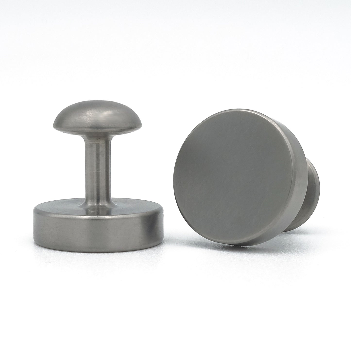 Minimalistische ronde manchetknopen van titanium met glad oppervlak en vaste sluiting