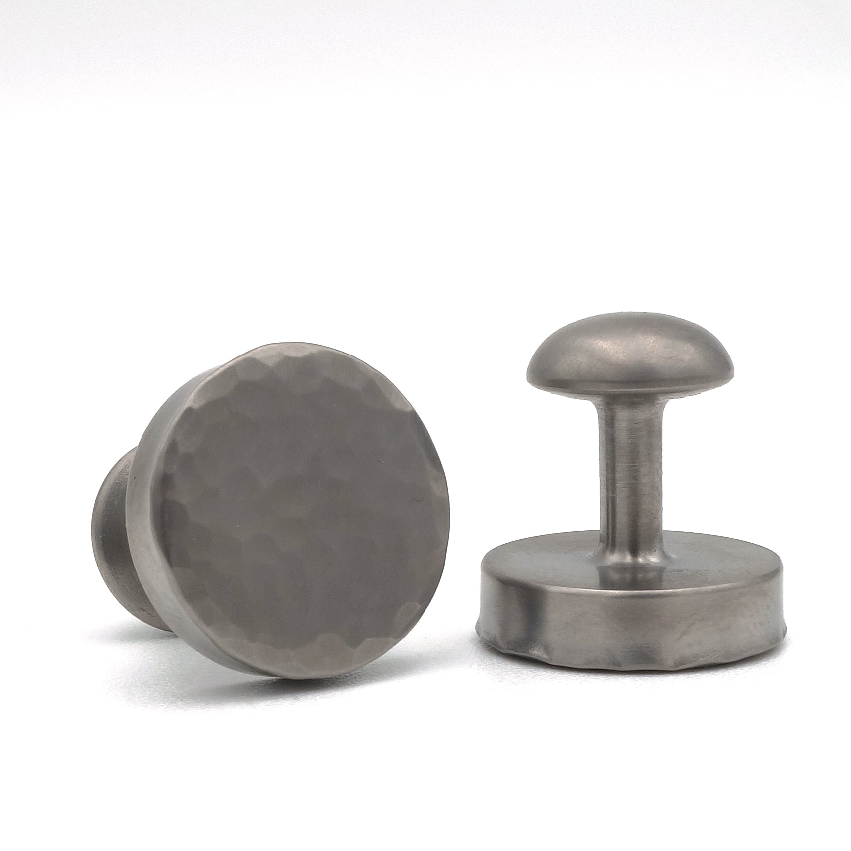 Titanium manchetknopen met ronde bovenzijde en handgemaakte hamerslagstructuur