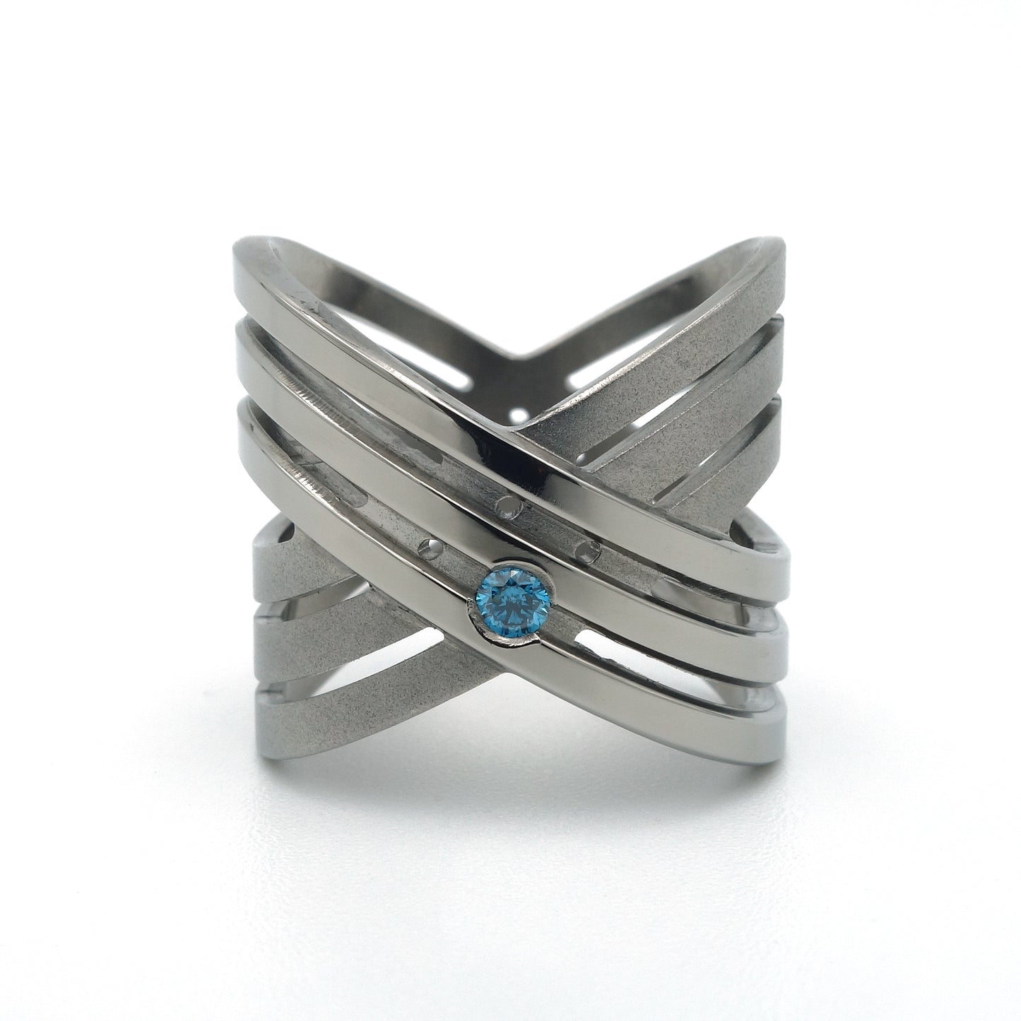 Titanium crossring met drie banden en blauwe diamant Ocean 0,05ct glad omgezet in gepolijste middenband, Lea III van Metal Art Sieraden.