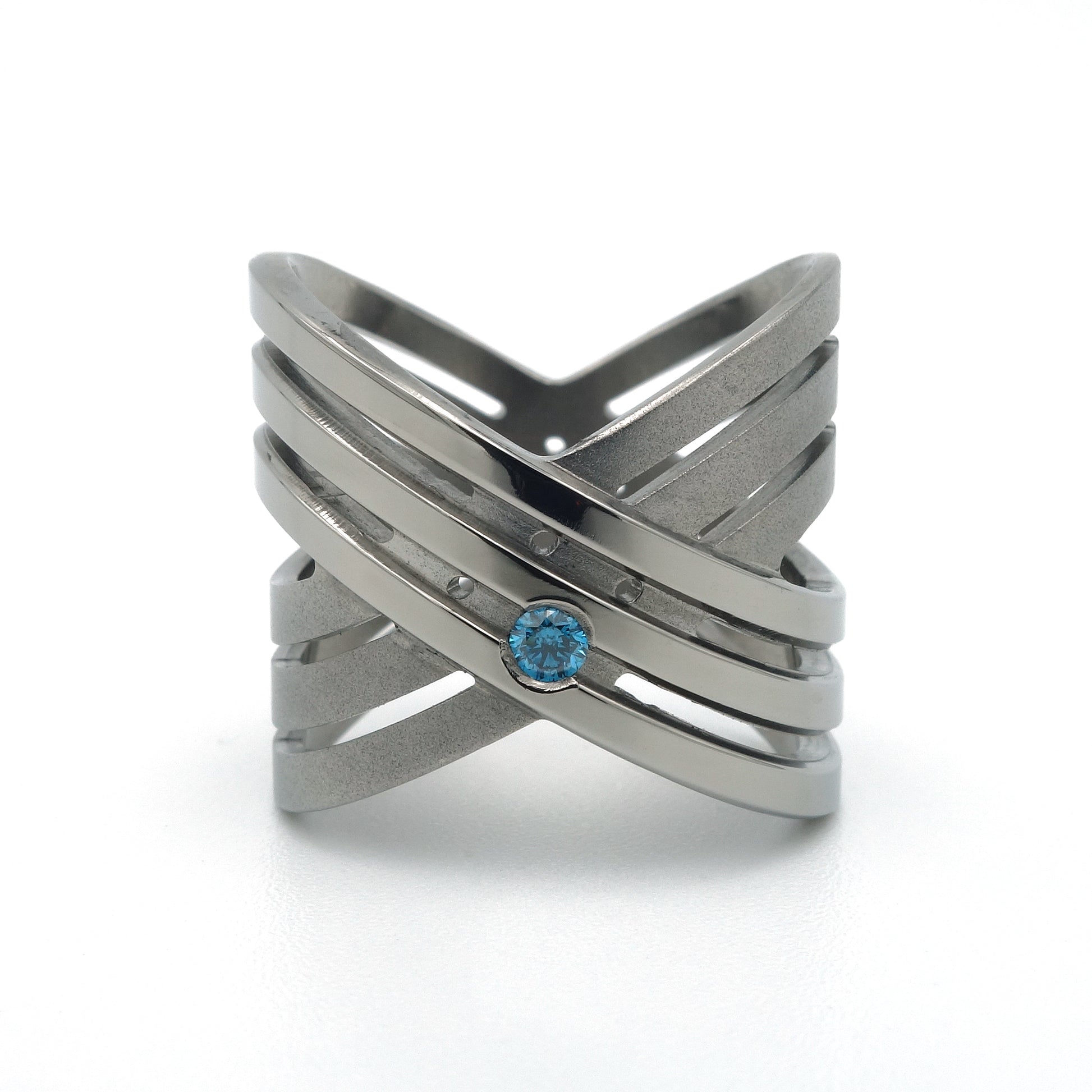 Titanium crossring met drie banden en blauwe diamant Ocean 0,05ct glad omgezet in gepolijste middenband, Lea III van Metal Art Sieraden.