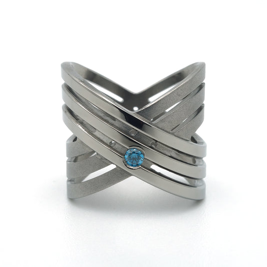 Titanium crossring met drie banden en blauwe diamant Ocean 0,05ct glad omgezet in gepolijste middenband, Lea III van Metal Art Sieraden.