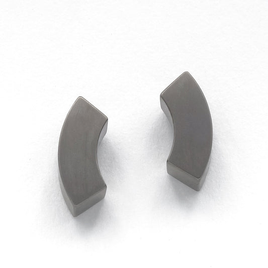 Arch oorbellen van titanium met boogvorm en allergievrije stekers