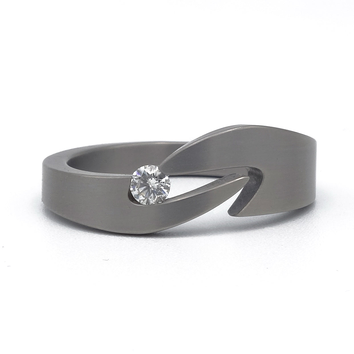 Titanium ring Touché met 0.10 ct diamant, kwaliteit VSI, kleur F/G.