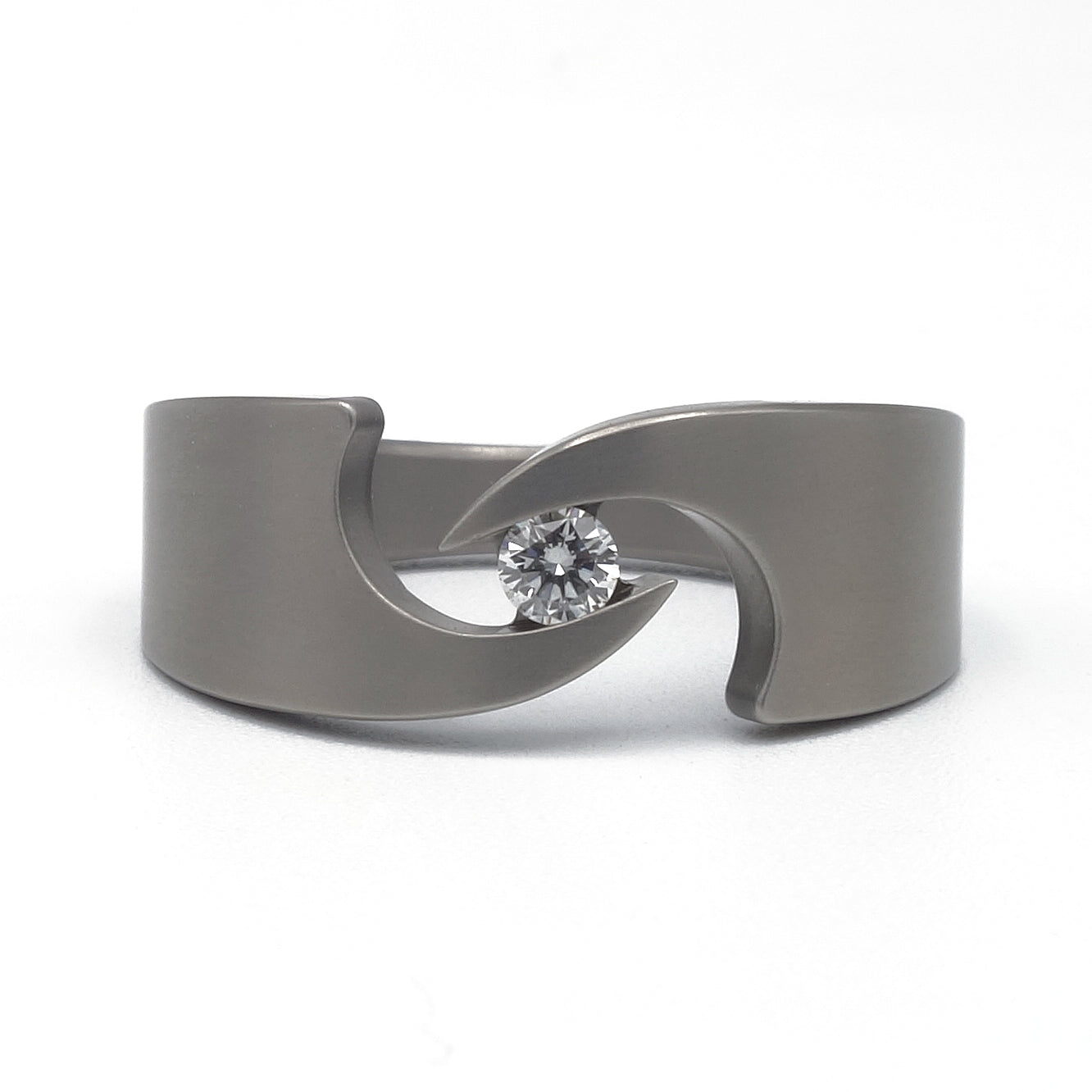 Titanium ring Touché 2 met 0.10 ct VSI F/G diamant in open ontwerp.