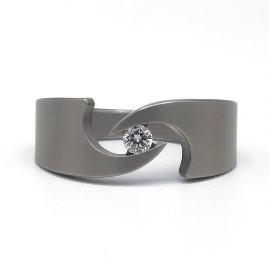 Titanium ring Touché 2 met 0.10 ct VSI F/G diamant in open ontwerp.