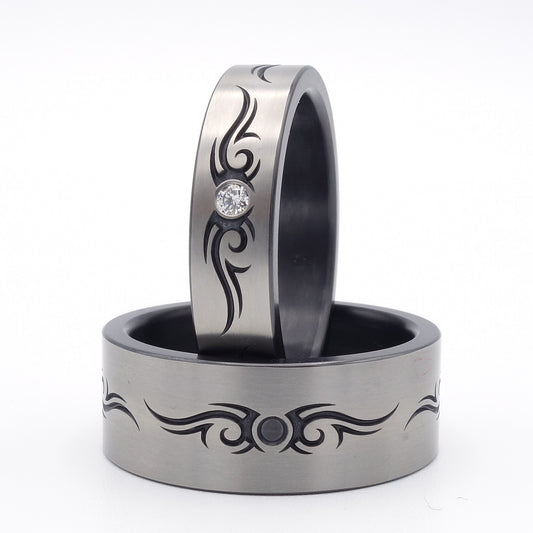 Zirkonium tribal ring met verdiept patroon en diamant, modern maatwerk ontwerp