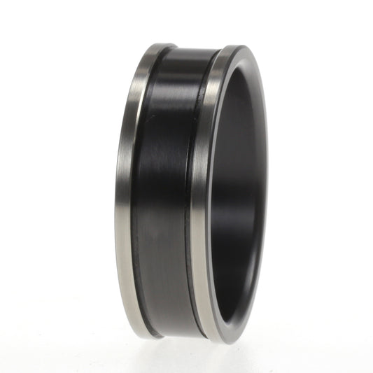 Zwarte zirkonium ring van 8 mm breed met matte kern en glanzend afgewerkte randen.

