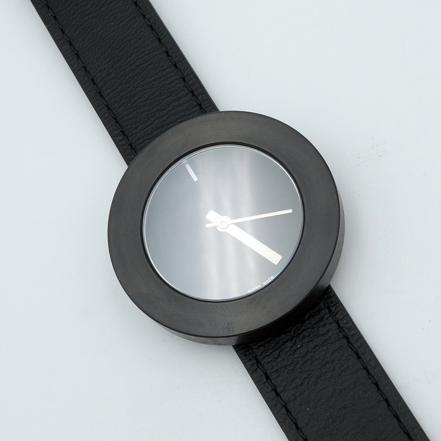 Design horloge Vignelli MV 34 Black met zwarte band, zwarte wijzerplaat en unieke zirkonium ring uit eigen atelier