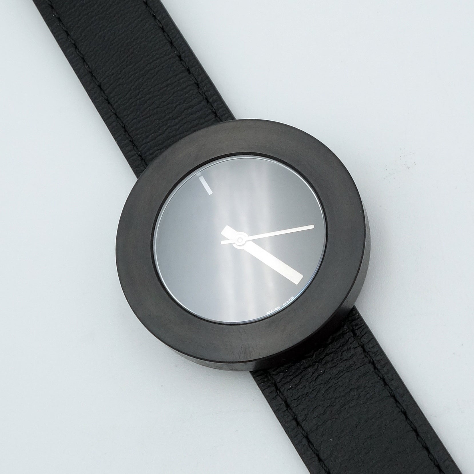 Design horloge Vignelli MV 34 Black met zwarte band, zwarte wijzerplaat en unieke zirkonium ring uit eigen atelier