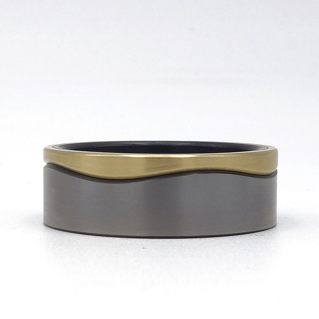 Brede Wave-ring van 8 mm in zwart zirkonium met smalle golf van 14 karaat geelgoud.

