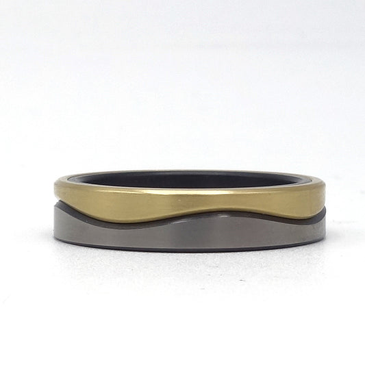 Wave-ring van 4,5 mm breed in zwart zirkonium met dunne golf in 14 karaat geelgoud.

