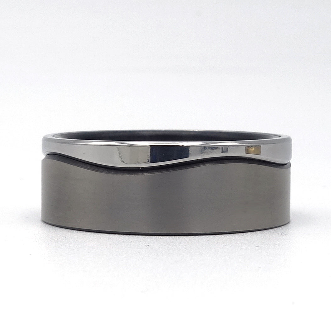 Brede Wave Fijn-ring van 8 mm in zwart zirkonium en edelstaal met subtiele golf.