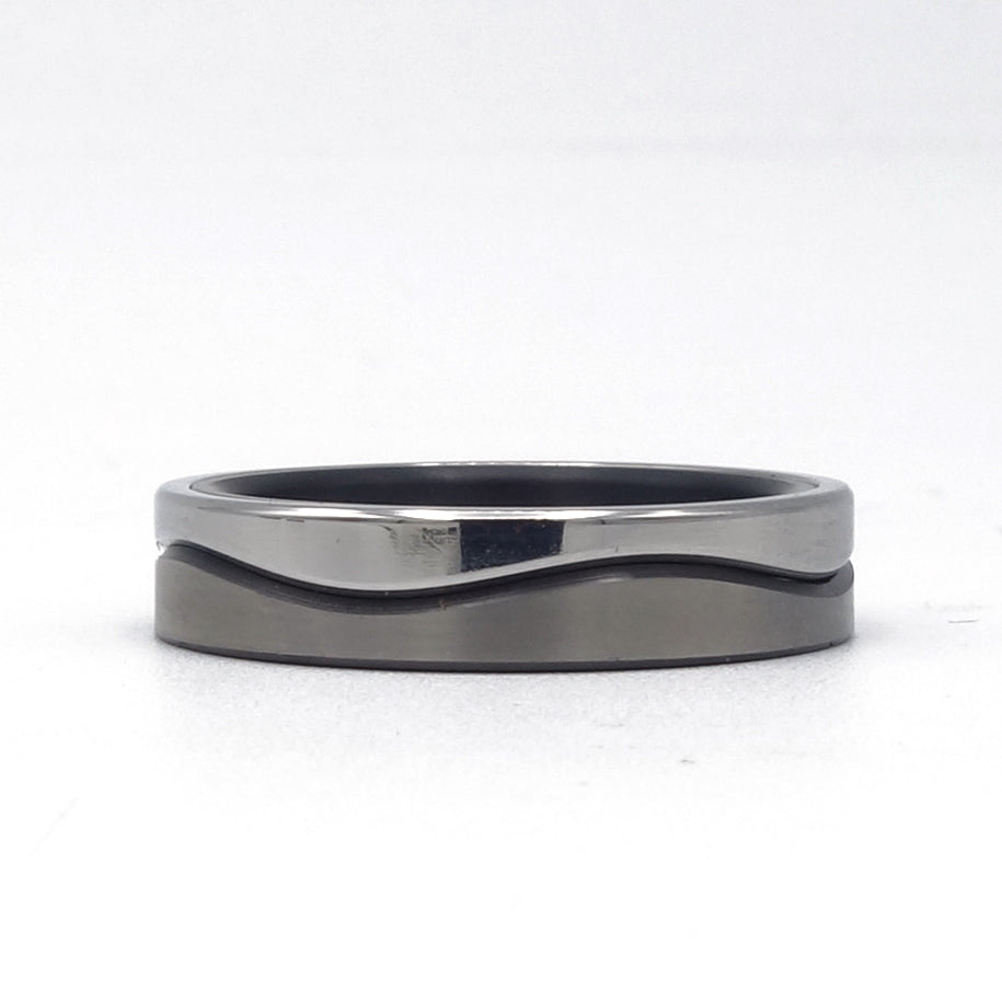 Wave Fijn-ring van 4 mm breed in zwart zirkonium en edelstaal met smalle golvende lijn.