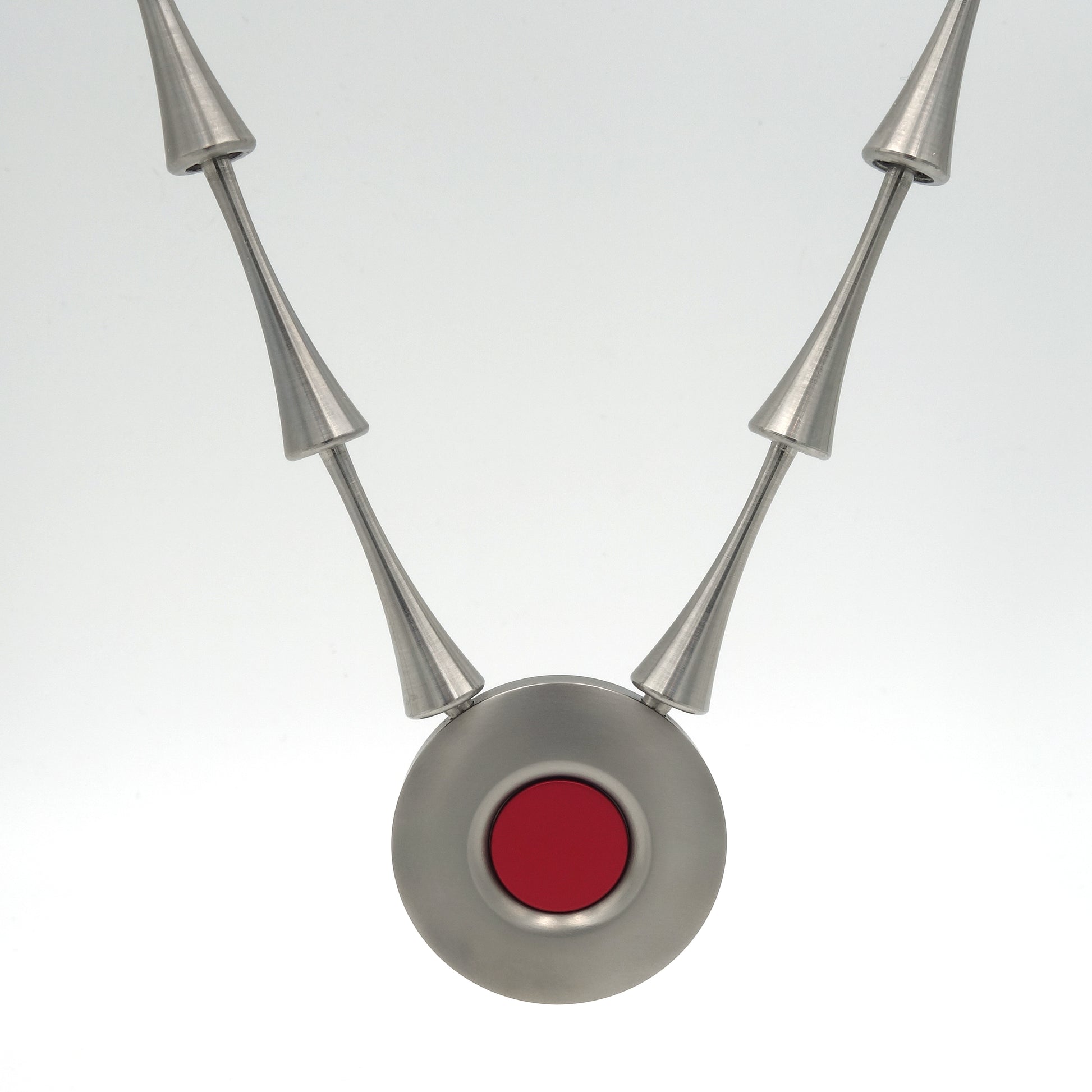 Titanium design collier De Wisp met ronde hanger en sculpturale ketting