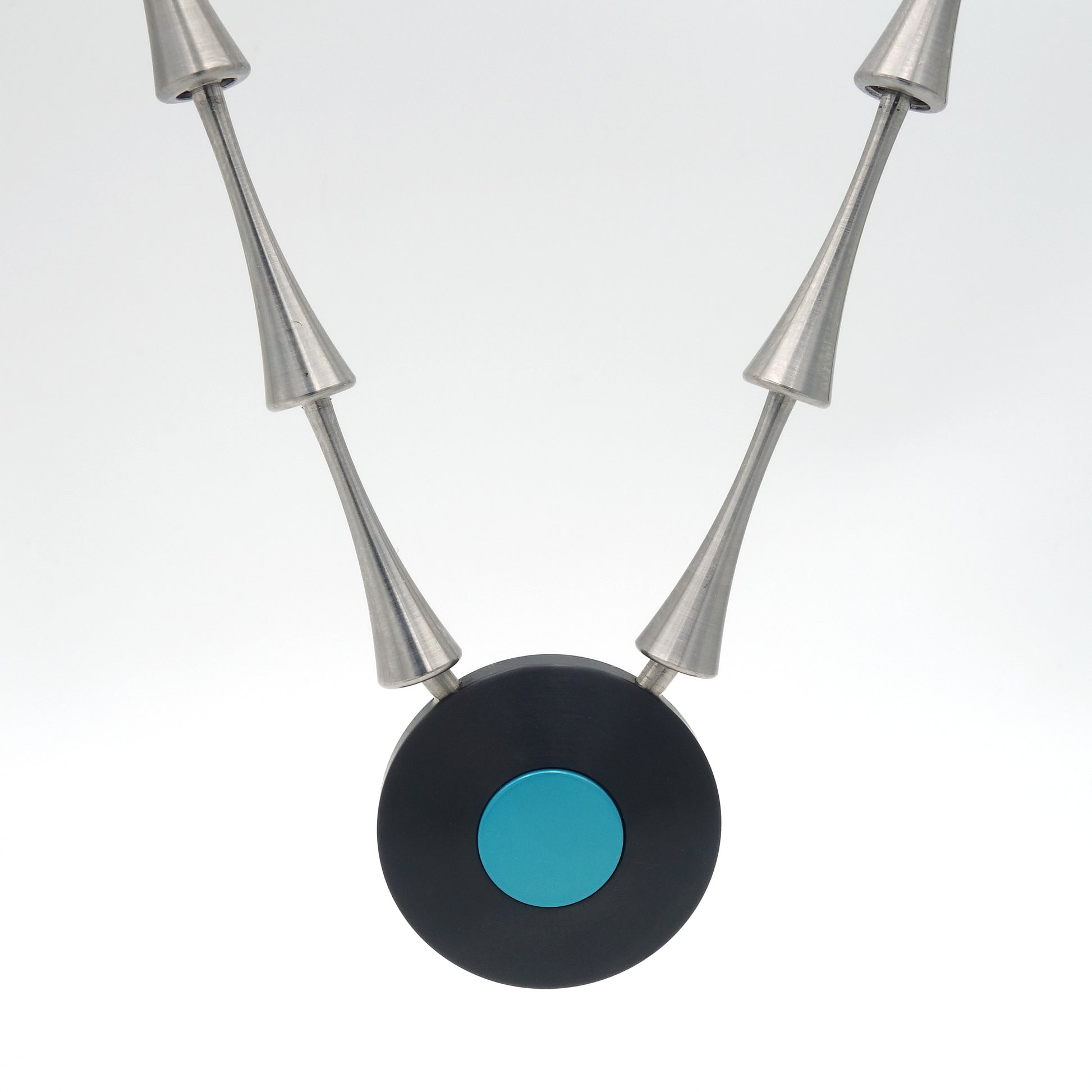 Titanium design collier De Wisp met ronde hanger en sculpturale ketting