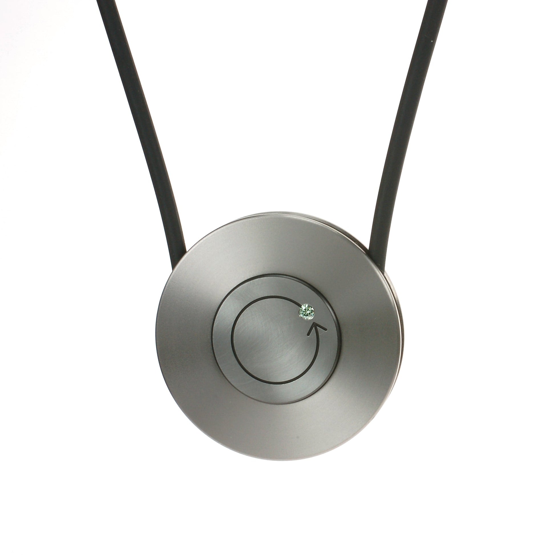 De wissel XL met een zirconium hart met groene diamant