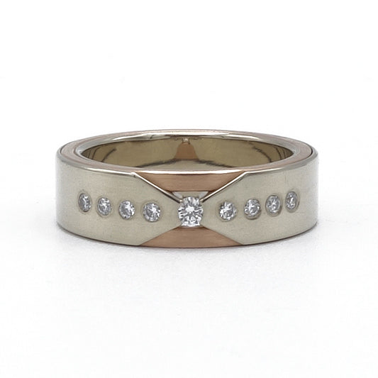 Gouden ring van 14kr geel- en roodgoud met 0.11 ct aan diamanten en uitgesneden V-vorm.