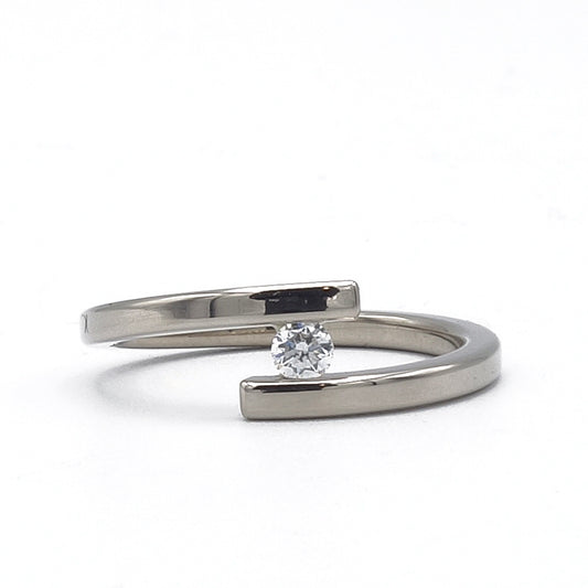 Witgouden open ring in 14 karaat palladiumlegering met gespannen diamant van 0,10 ct – modern, glanzend en stijlvol.