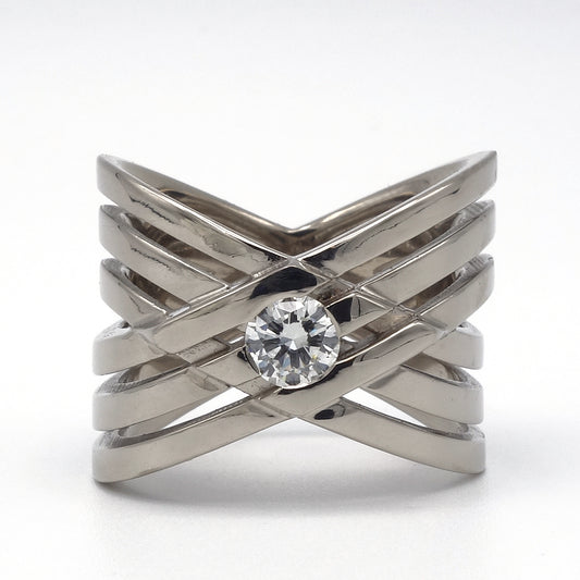 Lea III ring van witgoud met zes kruisingen en een briljant geslepen diamant van 0,50 ct in ruitvormige zetting.