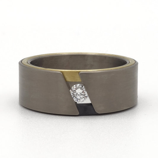 Djoeke-ring van 18k goud met 0.10 ct diamant – elegante en verfijnde ring met tijdloze uitstraling.


