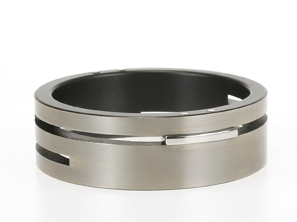 Split-Level ring van zirkonium en edelstaal – strak ontwerp met verdiept midden en krachtig contrast tussen materialen.


