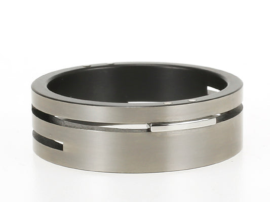 Split-Level ring van zirkonium en edelstaal – strak ontwerp met verdiept midden en krachtig contrast tussen materialen.


