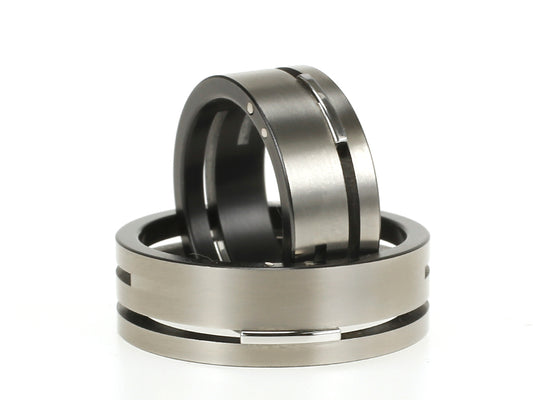 Set Split-Level ringen van zirkonium en edelstaal – moderne combinatie van donker en licht met verdiept lijnenspel.

