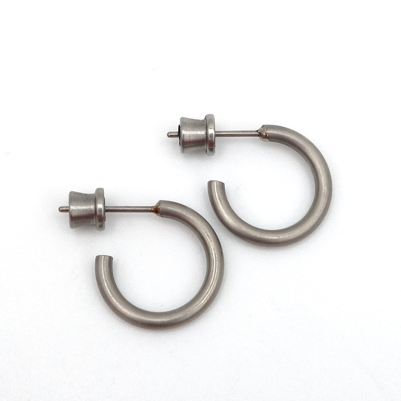Zoe creolen van 2 mm titanium draad, als een cirkel die doorloopt. Tijdloos eenvoudig.