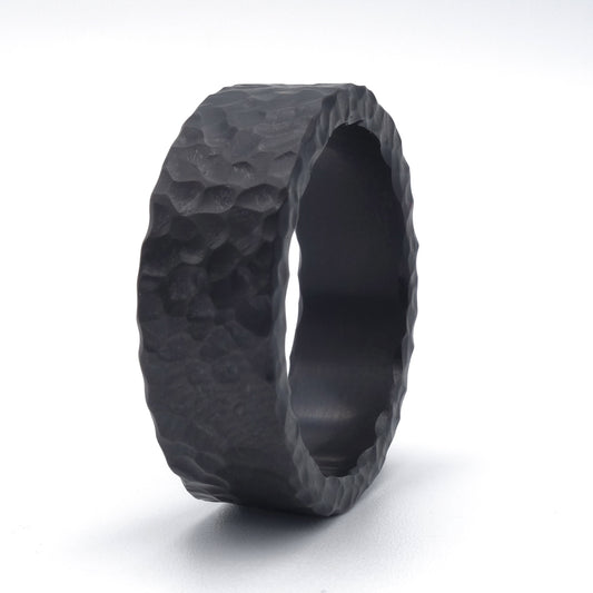 Zwart zirkonium ring met grof volkoren freesstructuur en rechte vorm