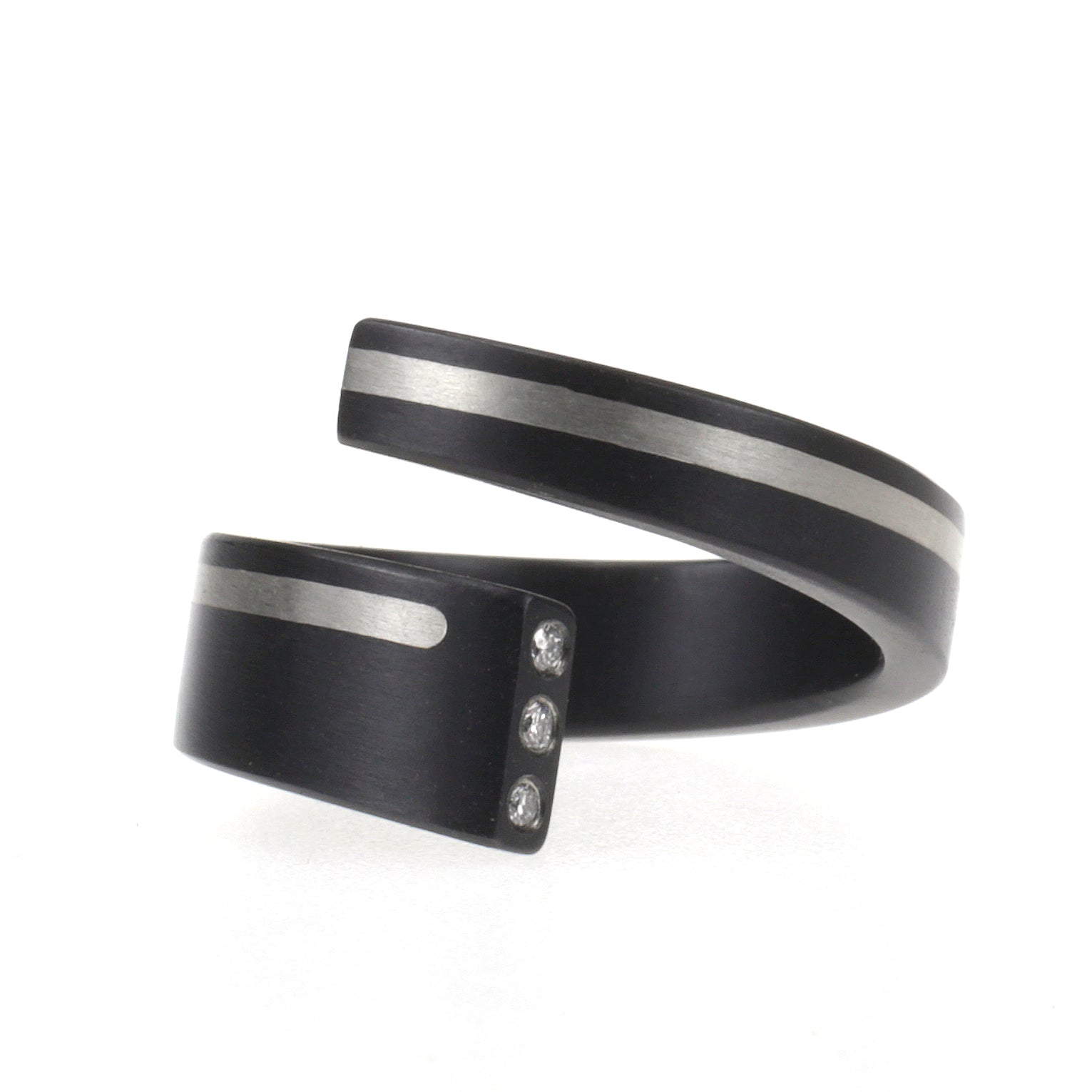 Zirkonium ring Helix Black met platina inleg en drie kleine diamanten in modern open ontwerp.