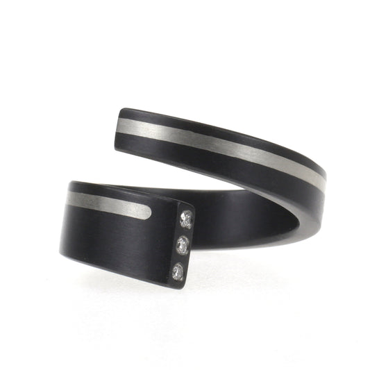 Zirkonium ring Helix Black met platina inleg en drie kleine diamanten in modern open ontwerp.