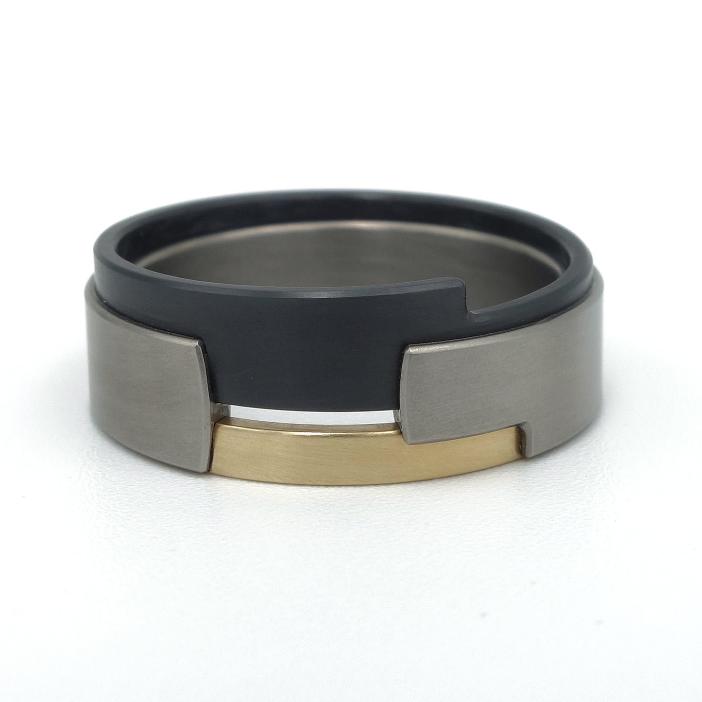 Aquila | Titanium, Zirkonium & Geelgoud