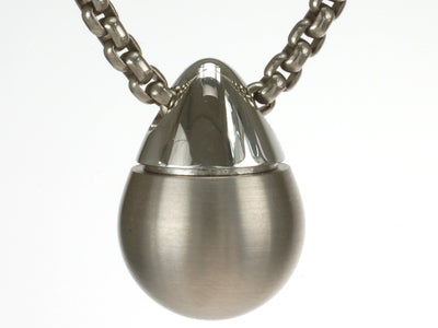 Ashanger Cocoon van titanium en staal aan collier, coconvormig design