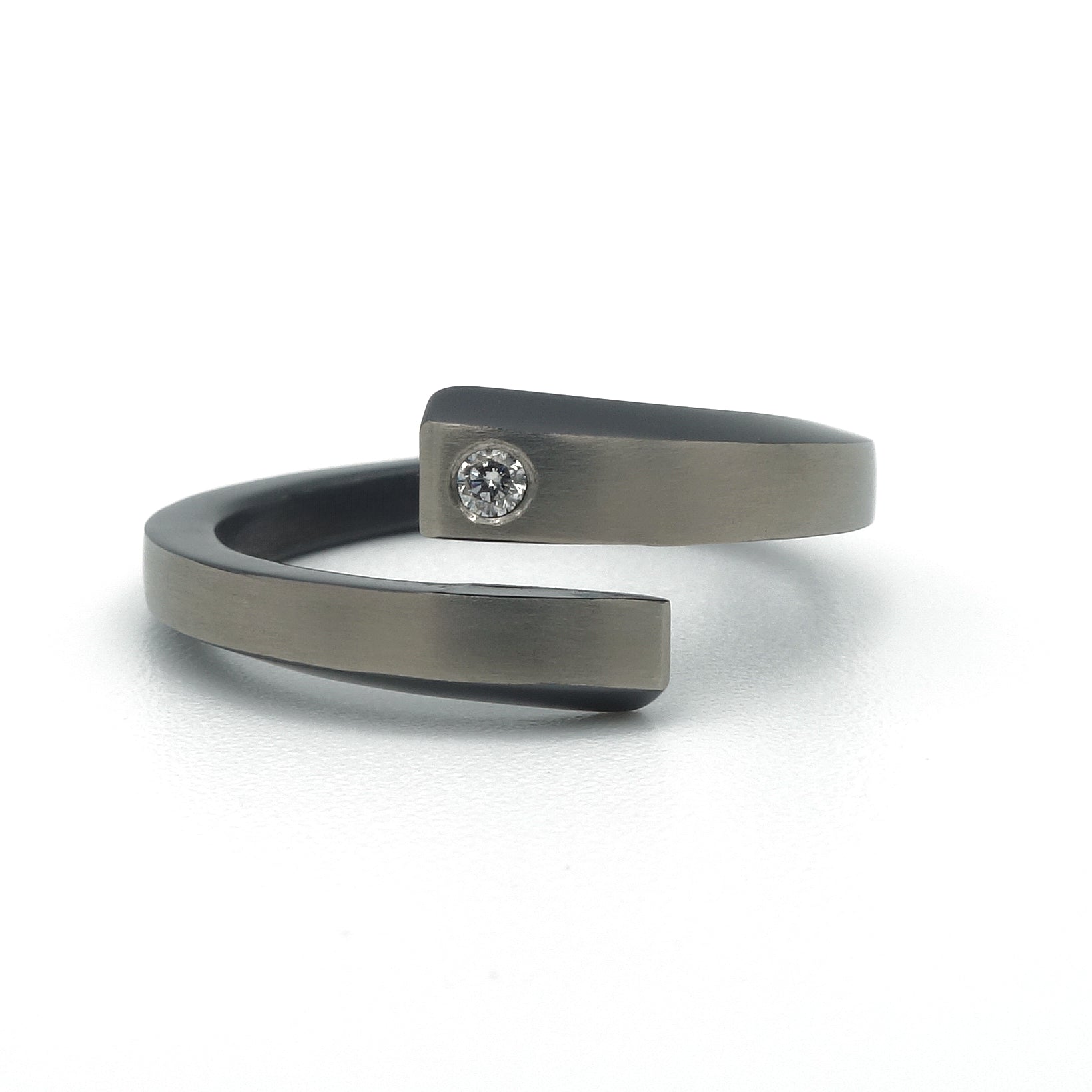 Bibine Helix damesring van zwart zirkonium met gematteerde grijze bovenzijde en diamant van 0,015 ct
