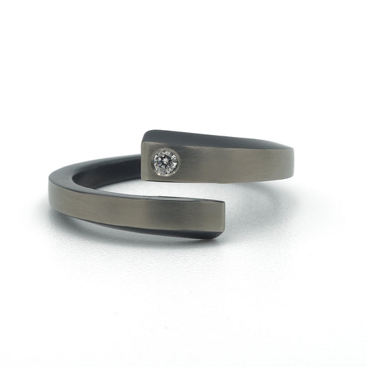 Bibine Helix damesring van zwart zirkonium met gematteerde grijze bovenzijde en diamant van 0,015 ct