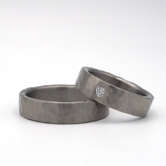 Titanium hamerslag ringen van 5 mm breed, damesring met diamant van 0.05 ct.