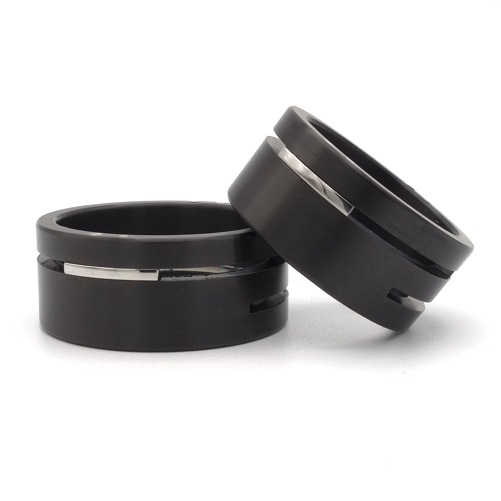 Set brede Split-Level ringen van zirkonium en edelstaal – stoere trouwringen met krachtig lijnenspel en modern contrast.

