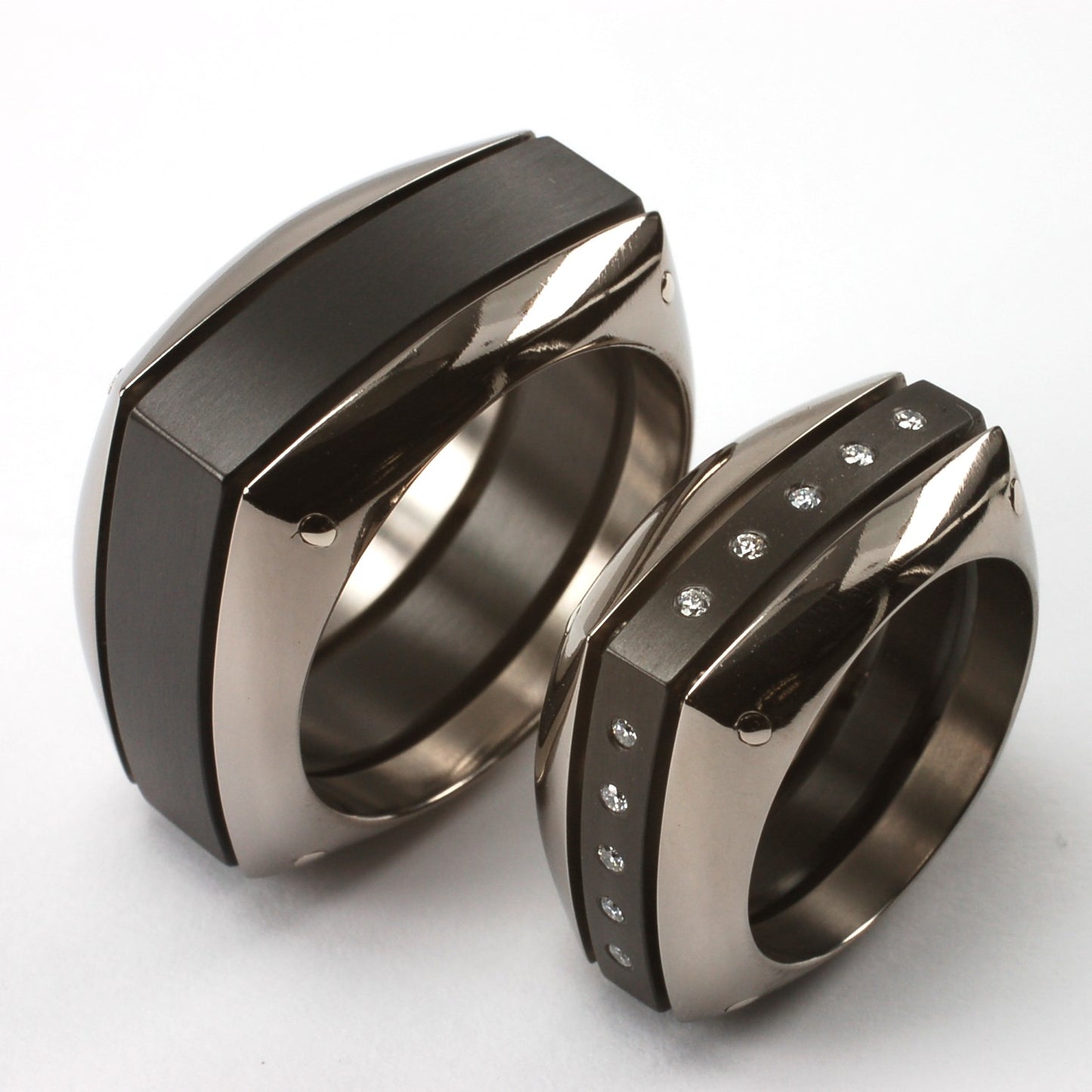 Vierkante trouwringen van zirkonium en edelstaal met witgouden klinknagels; damesring met twintig kleine diamanten