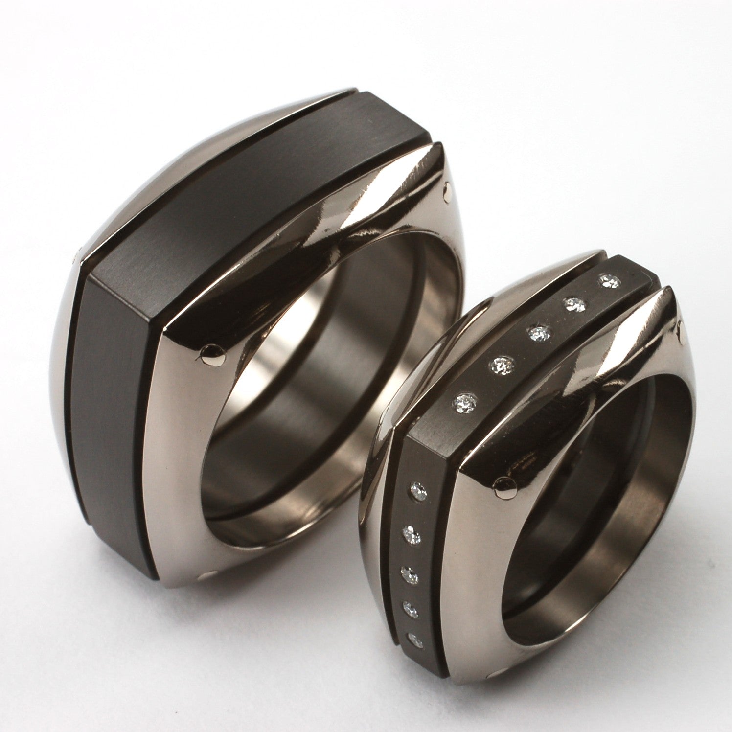 Vierkante trouwringen van zirkonium en edelstaal met witgouden klinknagels; damesring met twintig kleine diamanten