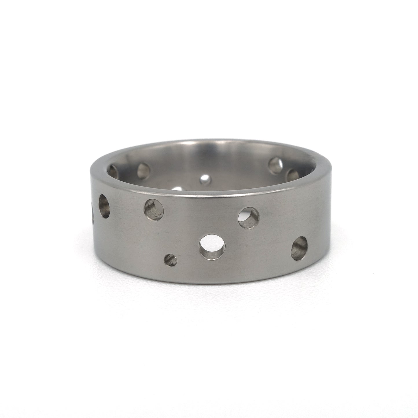 Titanium ring Confetti Open met grote open gaten in een willekeurig patroon.