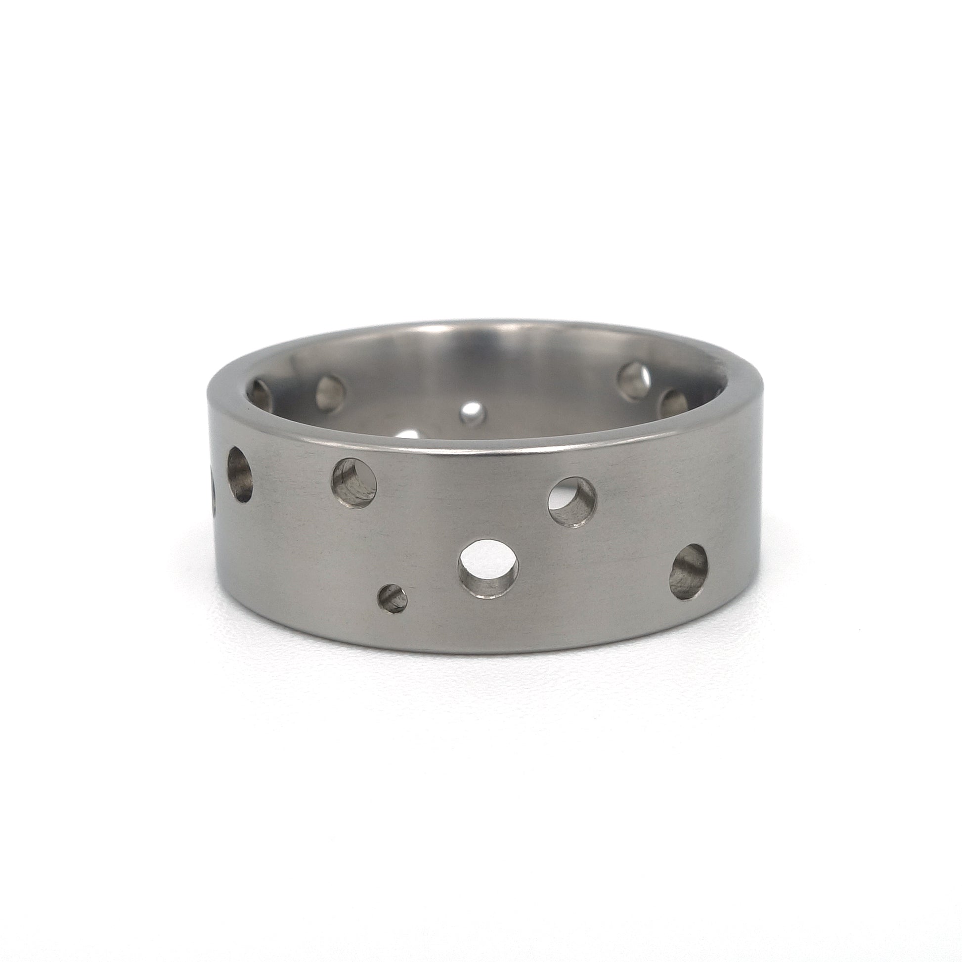 Titanium ring Confetti Open met grote open gaten in een willekeurig patroon.
