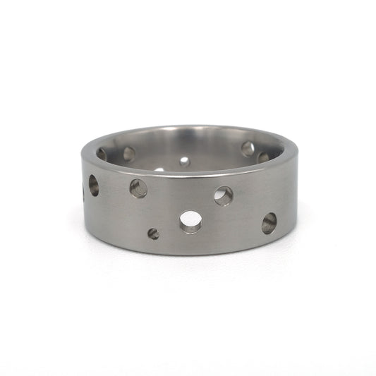 Titanium ring Confetti Open met grote open gaten in een willekeurig patroon.