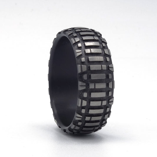 Zwart zirkonium ring met eigen crossmotorband-profiel en matte afwerking