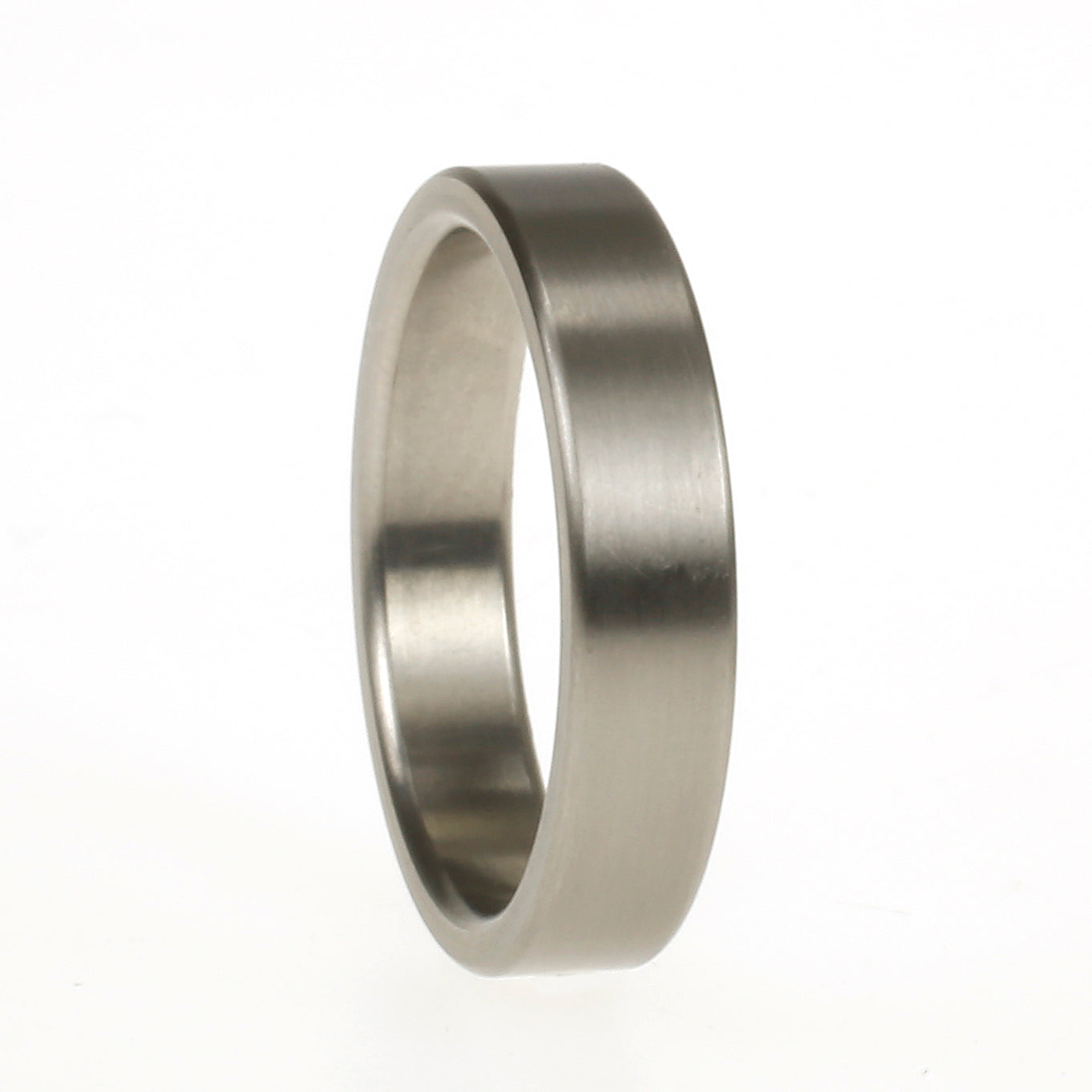Eenvoudige titanium ring van 5 mm breed met matte afwerking en rechte vorm.