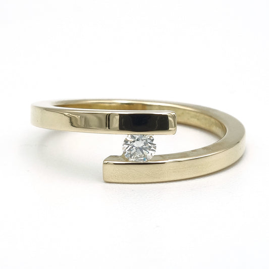 Open ring in 18 karaat geelgoud met briljant geslepen diamant van 0,10 ct – modern en elegant ontwerp.