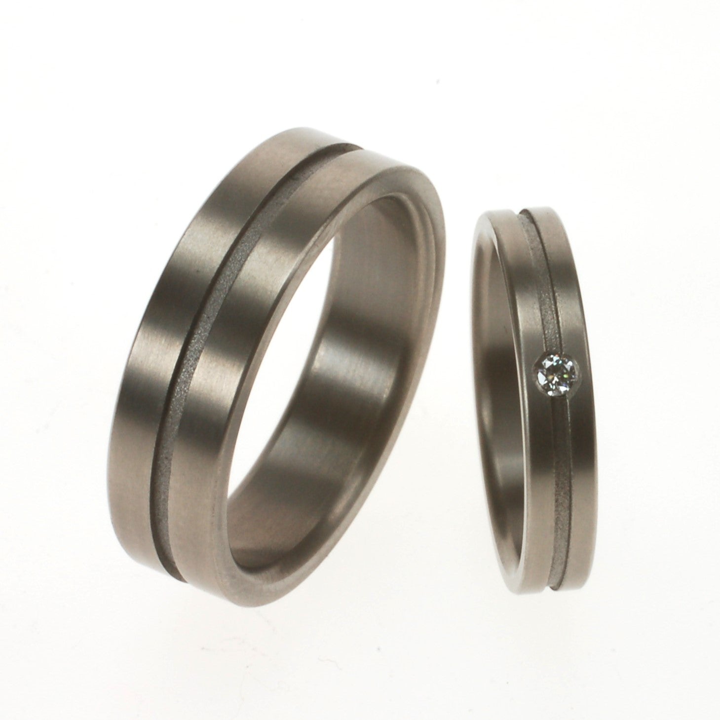 Titanium trouwringenset met matte middenlijn, smalle ring met diamant van 0.03 ct

