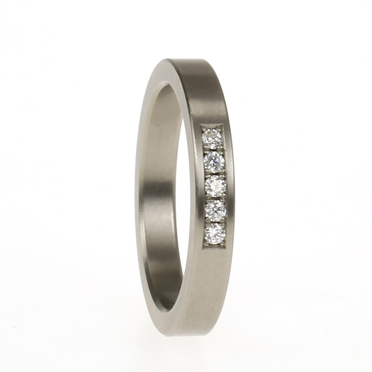 Titanium ring met vijf witte diamanten in strakke pavé-zetting