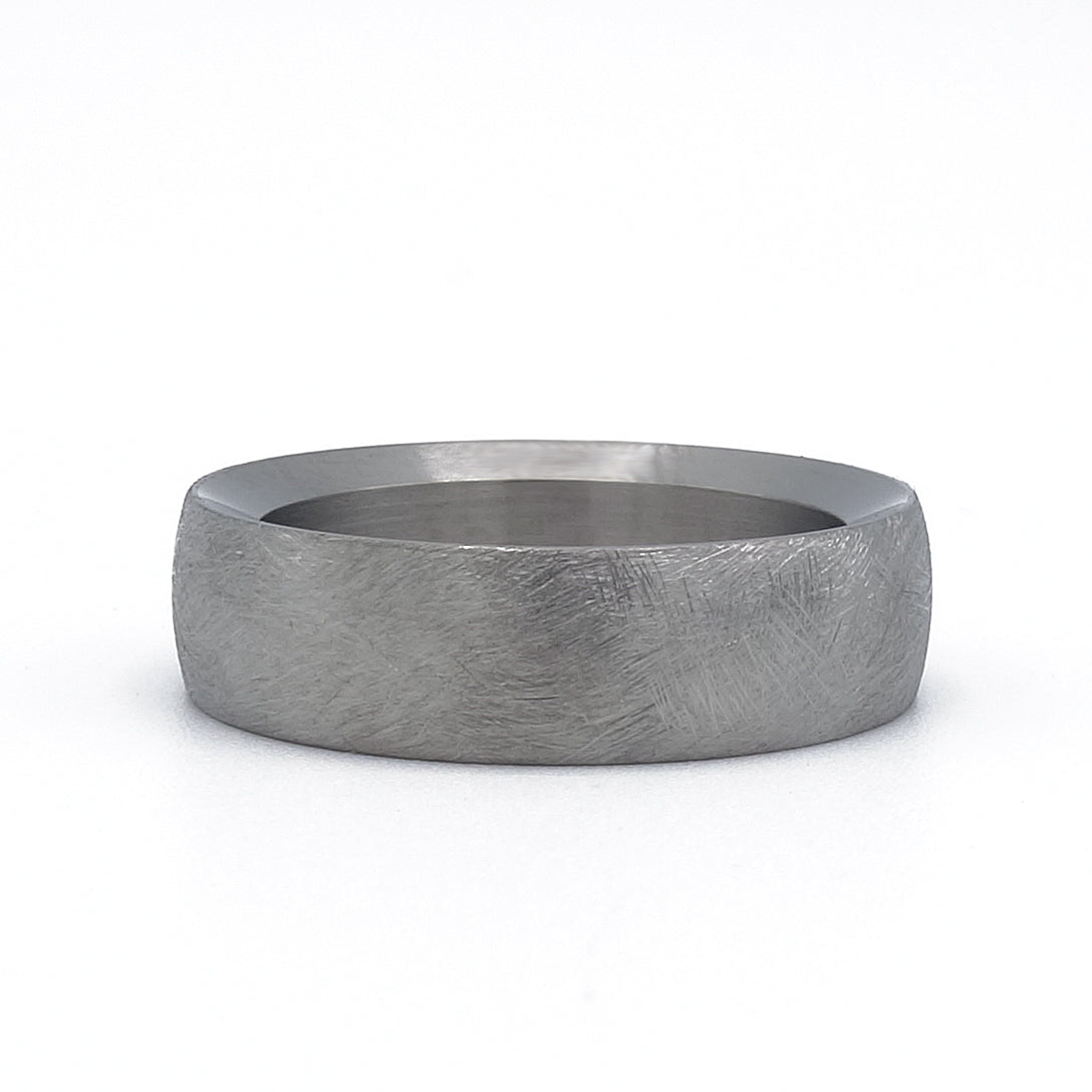 Scratched-ring van titanium – moderne ring met grof geschuurde afwerking en robuuste uitstraling.

