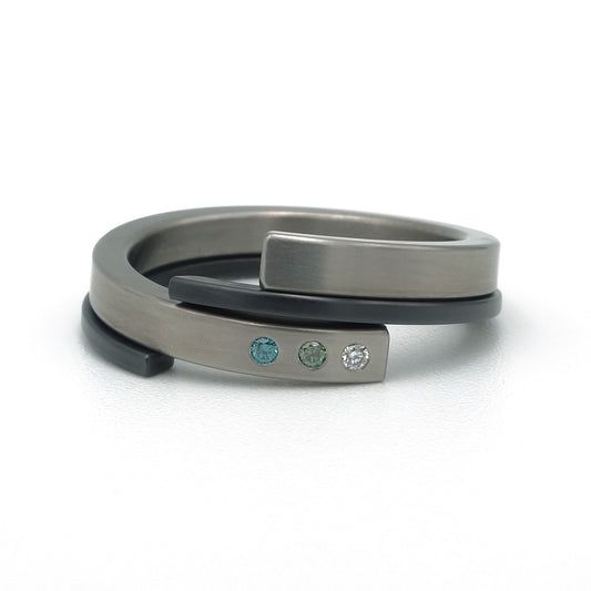 Titanium ring met zwarte zirkonium zijring en drie gekleurde diamanten in modern dubbel ontwerp linker hand