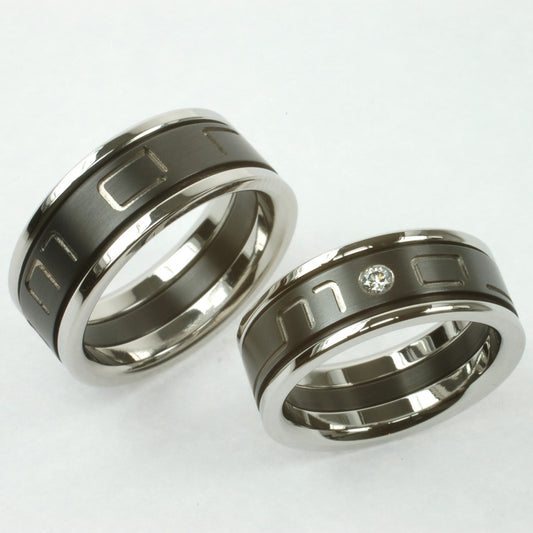 Drie-delige trouwringen met zwart zirkonium midden, initialen en diamant; omlijst met glanzend edelstaal